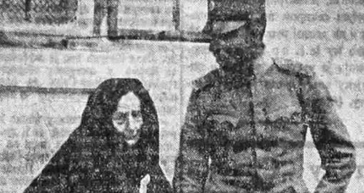 Баба Анюшка на фото с полицейским во время суда в 1920 -х годах. /