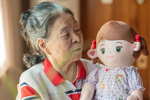 Бабушки в Южной Корее используют ИИ-куклы, чтобы спастись от одиночества Бабушки в Южной Корее используют ИИ-куклы, чтобы спастись от одиночества