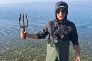 Мужчина на рыбалке в Турции нашел трезубец Посейдона! Оружие времен Древнего Рима Мужчина на рыбалке в Турции нашел трезубец Посейдона! Оружие времен Древнего Рима