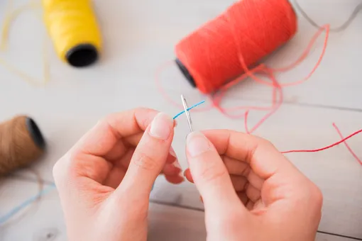 Вдевать нитку в иголку