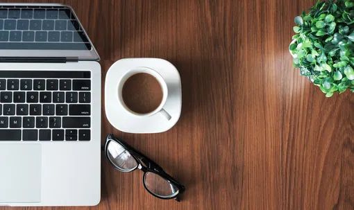 Очки, кофе и ноутбук