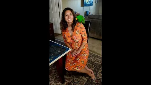 Женщина и попугай