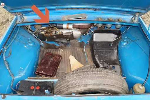 Красная стрелка указывает на отопитель салона. отопитель салона запорожец