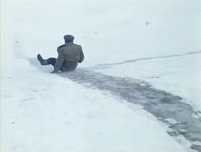 Кто это скатывается с горки? Если узнали героя, назовите и фильм! Кто это скатывается с горки? Если узнали героя, назовите и фильм!