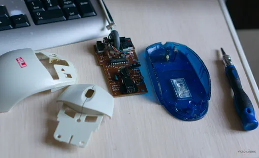 При очистке компьютерной мышки ни в коем случае не используйте ацетон или этанол — они разъедают пластик. Чем нельзя чистить компьютерную мышь