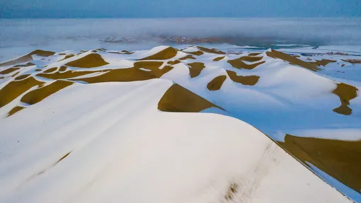 Вид на заснеженную пустыню Такла-Макан