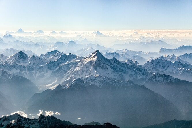 «Голодные камни» в пересыхающих реках Европы и ДНК курицы и собаки на Эвересте: главные новости сегодня