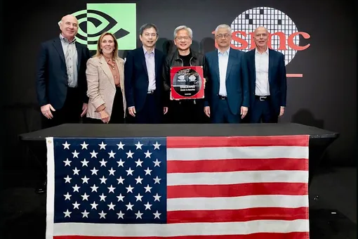 NVIDIA представила первую пластину Blackwell, изготовленную в США NVIDIA представила первую пластину Blackwell, изготовленную в США