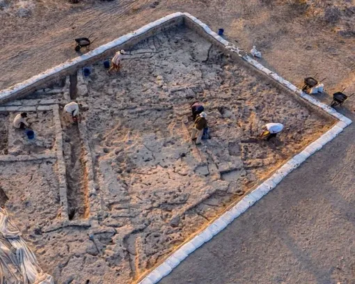 Рабочие раскапывают 10 000-летнюю уличную систему в Канхасане. /