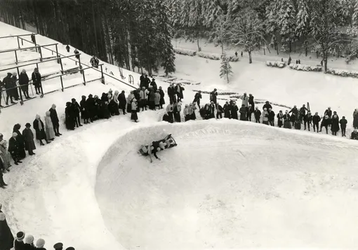 1922 год, команда из пяти человек на ранней версии боба.
