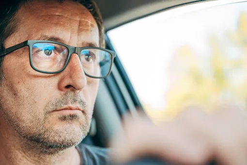водитель в очках внимательный взгляд