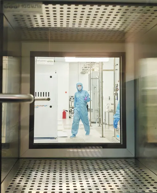 Установки смонтированы в «чистой комнате», вход — только в спецкостюмах