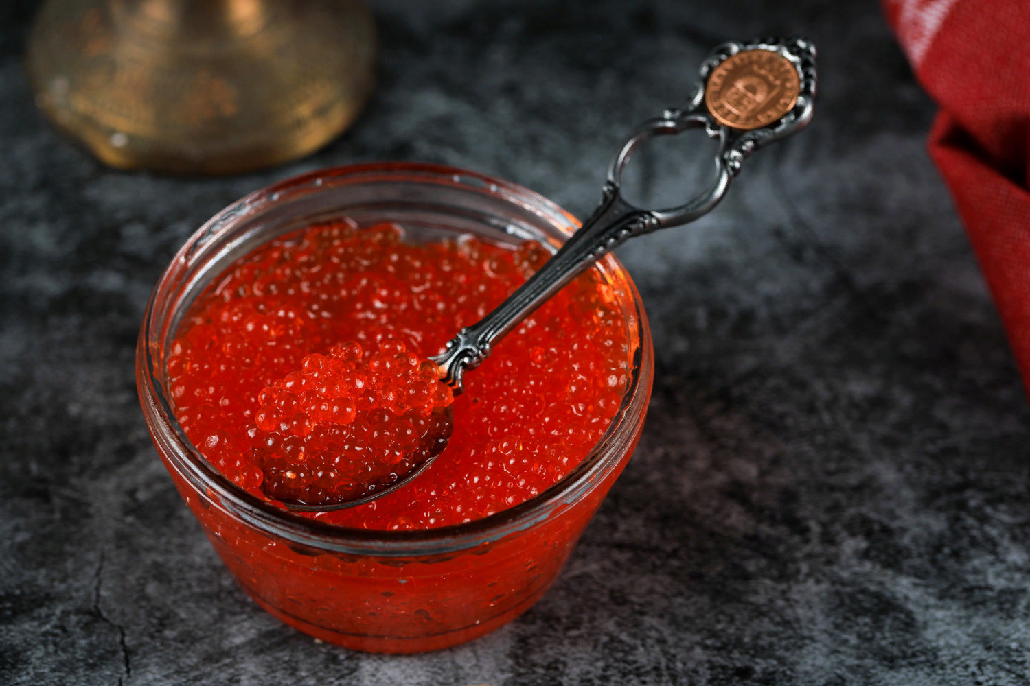 Главный элемент праздничного стола: как выбрать вкусную красную икру и не пожалеть о покупке