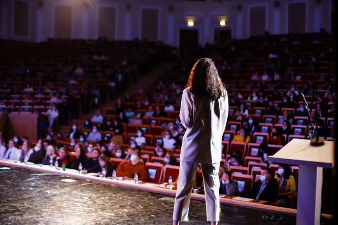 Золотой лекторий на площадке Фундаментальной библиотеки и Шуваловского корпуса МГУ