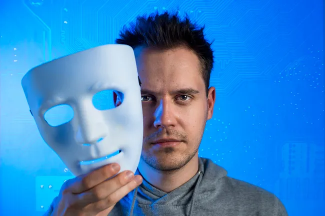 Обман без границ: почему люди игнорируют предупреждения и верят дипфейкам