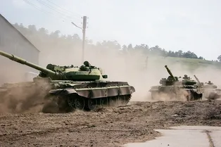 Т-62 выдержал попадание противотанковой ракеты Т-62 выдержал попадание противотанковой ракеты