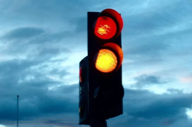 Почему водители ускоряются на желтый свет: ответ российских ученых вас удивит