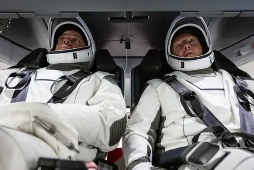 космонавты на борту SpaceX Crew Dragon