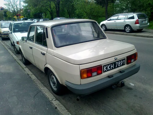 Wartburg 1.3 creme sedan rear
