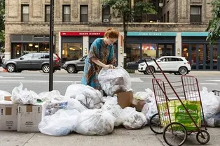 Она гуляет по улицам Нью-Йорка и находит «сокровища» в мусоре! История простой американки