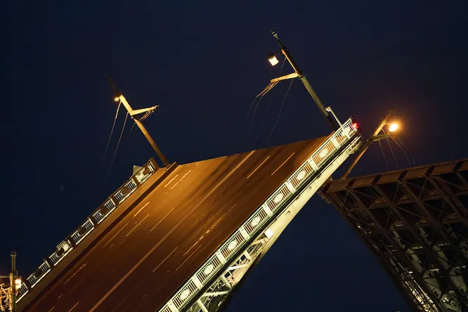 Дворцовый мост, пожалуй, является самым популярным в Санкт-Петербурге - ну кто не желал посмотреть на то, как он разводится? Кстати, какой высоты над уровнем воды он достигает в разведенном положении? Дворцовый мост, пожалуй, является самым популярным в Санкт-Петербурге - ну кто не желал посмотреть на то, как он разводится? Кстати, какой высоты над уровнем воды он достигает в разведенном положении?