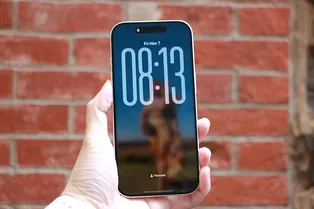 Как растянуть часы на экране блокировки в iOS 26 Как растянуть часы на экране блокировки в iOS 26