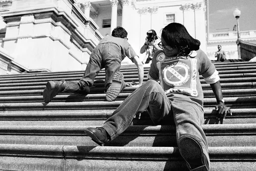 «Обход Капитолия»: протест 1990 года в США, призывающий принять Закон о людях с ограниченными возможностями «Обход Капитолия»: протест 1990 года в США, призывающий принять Закон о людях с ограниченными возможностями