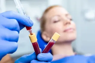 У блогеров новый тренд — использовать менструальную кровь для кожи лица У блогеров новый тренд — использовать менструальную кровь для кожи лица