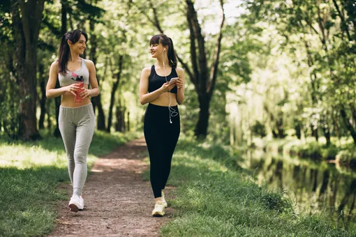 девушки гуляют девушки гуляют