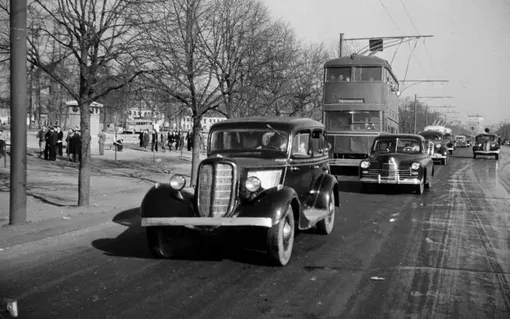 газ-м1 и газ-м-20 на улице москвы