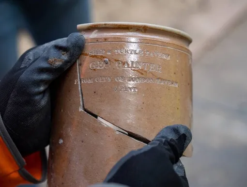 Викторианский пивной кувшин с именем Джорджа Пейнтера, владельца исторической таверны «Корабль и черепаха» в лондонском районе Лиденхолл. / Викторианский пивной кувшин с именем Джорджа Пейнтера, владельца исторической таверны «Корабль и черепаха» в лондонском районе Лиденхолл. /