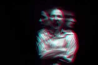 Почему некоторые люди слышат «голоса»? Ученые дали ответ!