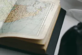 Столица, флаг и контурная карта: проверка географической интуиции