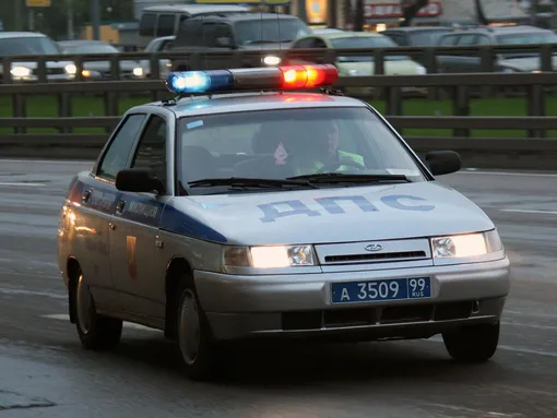 автомобиль гаи с включенным маячком автомобиль гаи с включенным маячком