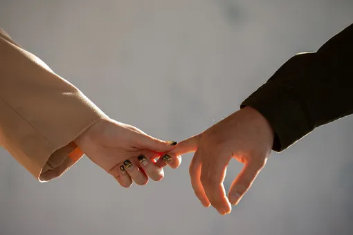 пара держится за руки