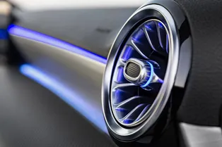 Mercedes-Benz показал салон нового A-класса Mercedes-Benz показал салон нового A-класса
