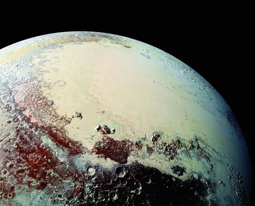Мозаика на основе снимков Плутона, сделанных камерой LORRI аппарата New Horizons 14 июля 2015 года с расстояния 80 000 км. Этот вид проецируется из точки, расположенной на высоте 1 800 км над экватором Плутона, с видом на северо-восток через темную, изрезанную кратерами область Cthulhu Regio в сторону яркой, гладкой ледяной равнины под названием Равнина Спутника. Северный полюс Плутона находится за пределами изображения слева.