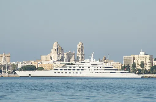 Годовое содержание Azzam оценивается примерно в 65 миллионов долларов. Некоторые суперъяхты меньшего размера стоят дешевле, чем один год обслуживания этого гиганта Самые дорогие корабли мира