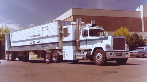 Mack R-795S: обратите внаимание, как широки выхлопные трубы. Mack R-795S