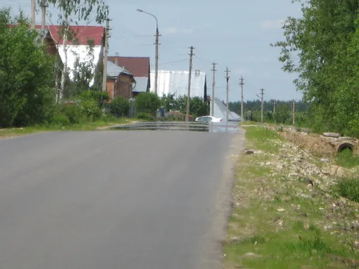 Нижний мираж — это не «отражение неба» в прямом смысле, а результат рефракции — преломления световых лучей в слое воздуха с резким вертикальным градиентом температуры.