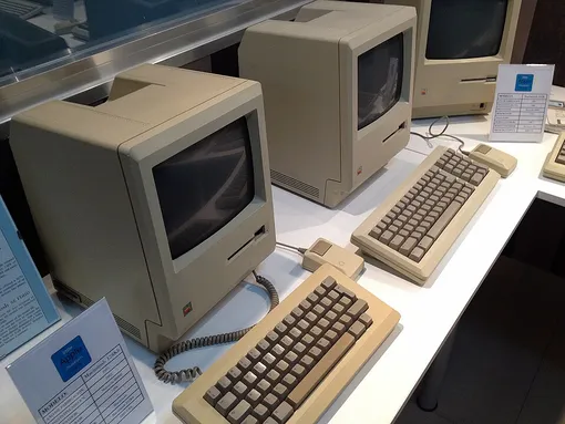 Macintosh 128K — первый персональный компьютер своего семейства. В комплекте с ним шли мышь и клавиатура. Apple Macintosh 128k — первый компьютер серии