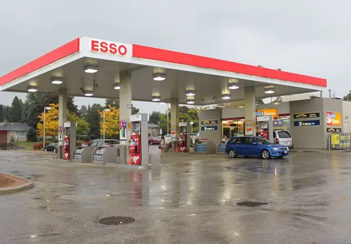 Навес над АЗС — достаточно надежная защита от удара молнии. азс Esso дождь