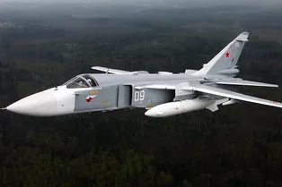 Су-24М2 промчался на экстремально малой высоте