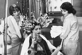 Какая жуть! 10 ужасающих косметических процедур, которые женщины действительно выполняли