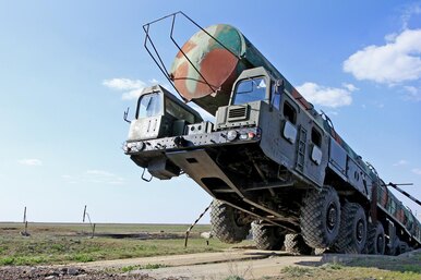 Перевозчик ядерных боеголовок: на что способен 14-колесный монстр МАЗ-7917