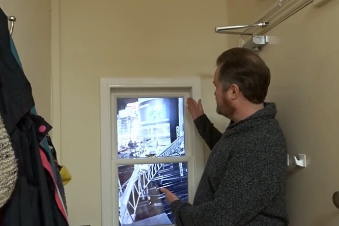 Мужчина устроил себе оригинальное рабочее место с помощью магнитной доски и искусственного окна Мужчина устроил себе оригинальное рабочее место с помощью магнитной доски и искусственного окна