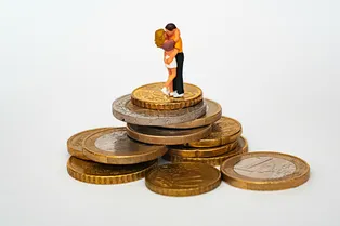 Исследование: более высокий доход повышает шансы найти пару