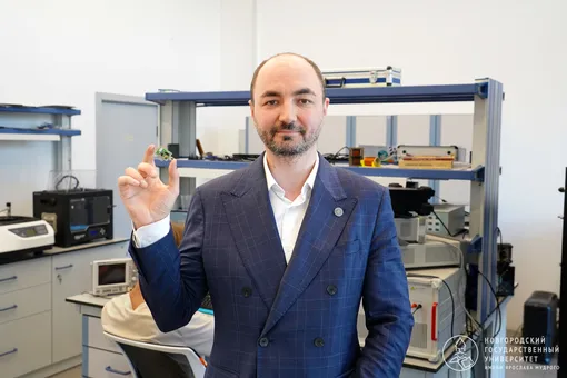 Виктор Леонтьев, директор Научно-исследовательского центра полупроводникового материаловедения НовГУ Виктор Леонтьев, директор Научно-исследовательского центра полупроводникового материаловедения НовГУ