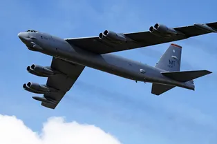B-52 запустили пороховыми стартерами: видео
