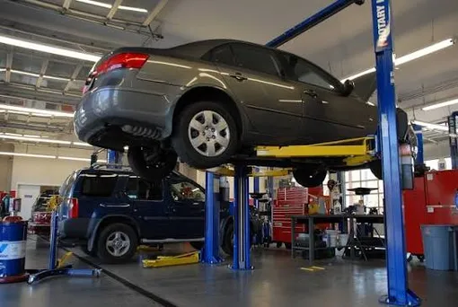автомобиль на подъемнике в автосервисе